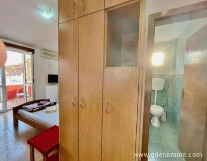 Vila L Budva, Trokrevetna Soba sa Balkonom, privatni smeštaj u mestu Budva, Crna Gora - 470145860